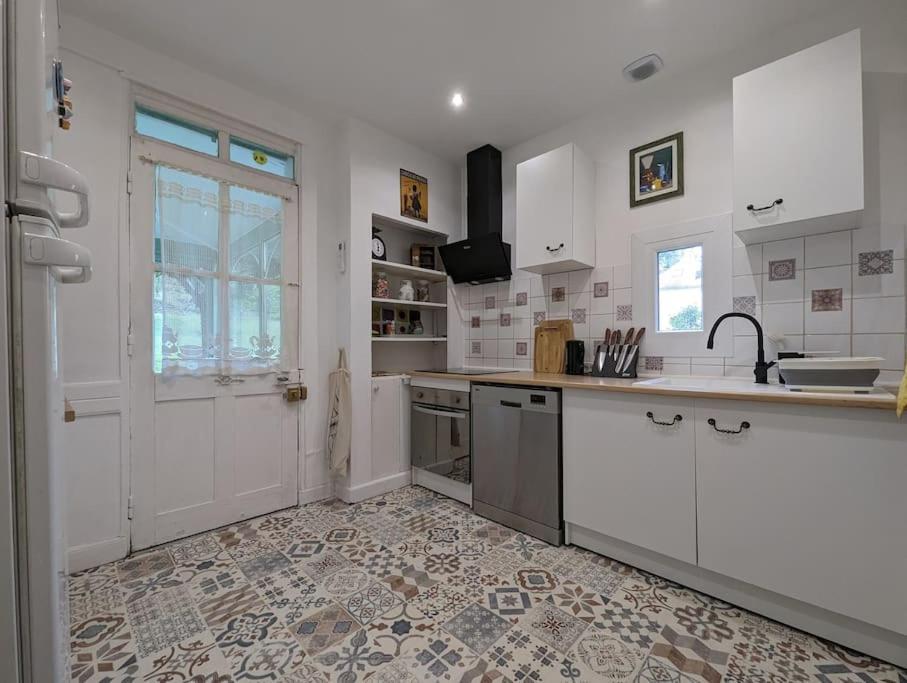 Maison Des Annees 30 - Vic-Sur-Cere - 14 Personnes Екстериор снимка
