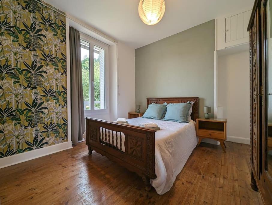 Maison Des Annees 30 - Vic-Sur-Cere - 14 Personnes Екстериор снимка